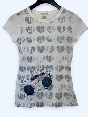 2000s white & grey boombox & heart print tee with boombox graphic ~ VTG Y2K